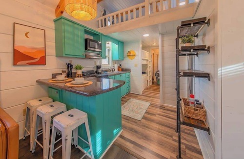 Lookout Valley Neighborhood Association Cabin | Sophie Cabin Bright Tiny Log Charm Close to Dwntwn