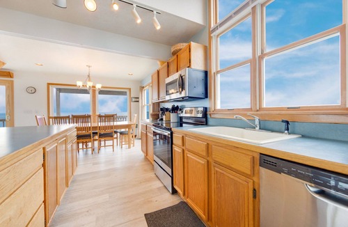 Avon House | Soundfront Dog Friendly Home w/Hot Tub, Private Windsports Access, Smart TVs