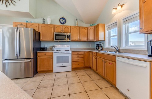 Wind Over Waves House | Soundview Dog Friendly w/Pool, Hot Tub, Cargo Lift, Boat and Windsports Access