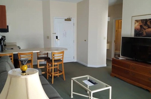 Mishawaka Villa | South Bend | Campus Crew Stay | Pool + Hot Tub | 2BR Condo
