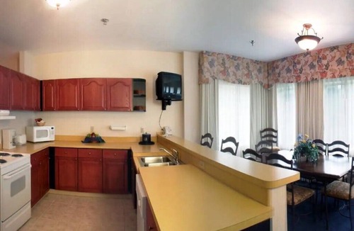 Mishawaka Villa | South Bend | Irish Game Stay | Pool + Hot Tub