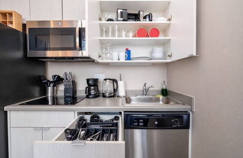 Near South Side Apartment | South Loop 2BR Oasis w/Patio & Gym Near McCormick Place and Soldier Field