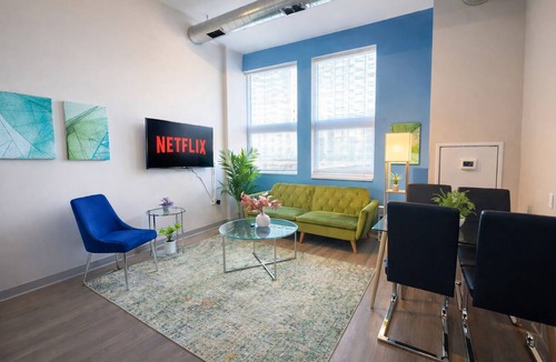 Near South Side Apartment | South Loop 2BR Oasis w/Patio & Gym Near McCormick Place and Soldier Field