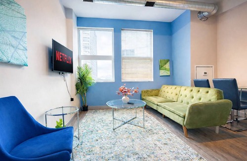 Near South Side Apartment | South Loop 2BR Oasis w/Patio & Gym Near McCormick Place and Soldier Field