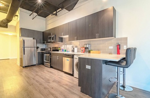 Near South Side Apartment | South Loop Chicago 3BR Corner Suite Near Museum Campus & Millennium Park