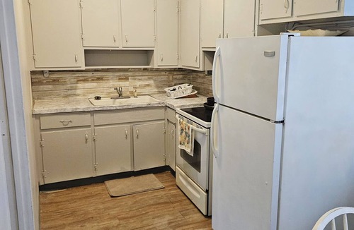 Eden Apartment | Spacious 1 bedroom apartment with 2 queen bed in charming Eden