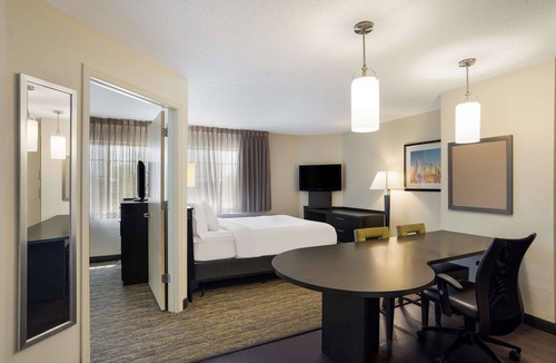 Newport News Hotel | Spacious 1BR Suite | 2 Queens & Kitchen | Parking Included