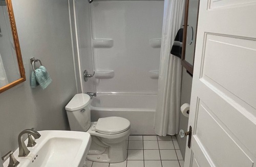 Lima House | Spacious 2 bed 1 bath in the center of Lima resting on the park