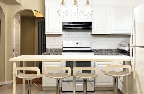 Valley Stream Apartment | Spacious 3-bedroom apartment in enjoyable Valley Stream with AC