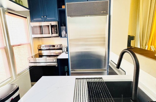 Wicker Park Apartment | Spacious 3-bedroom apartment in lovely Chicago with FREE Garage Parking