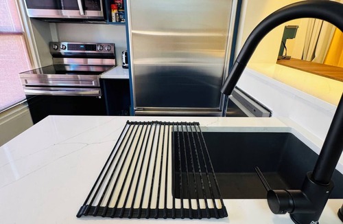 Wicker Park Apartment | Spacious 3-bedroom apartment in lovely Chicago with FREE Garage Parking