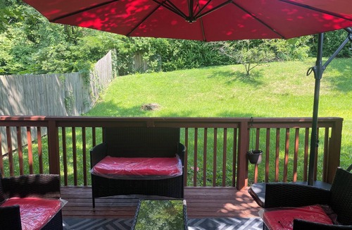 Northbrook House | Spacious 3 bedroom house with WiFi, shopping and restaurants in cool Cincinnati