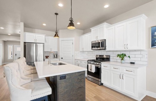 Boardman House | Spacious 3BR | 2.5BA 2-Story Easy Parking