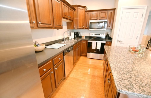 Roseland House | Spacious 3BR 3.5 bath Townhome w/Garage (123P)