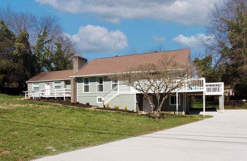 Knoxville House | Spacious 3BR Furnished Home Near UT & Hospitals - No Cleaning Fee