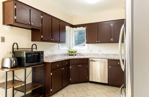 Richton Park House | Spacious 3br home near Chicago, fenced yard for pets