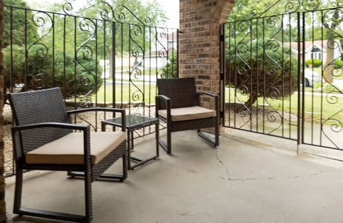 Richton Park House | Spacious 3br home near Chicago, fenced yard for pets