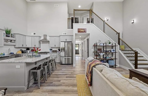 Russell Springs House | Spacious 4-bedroom 3 full bath Barn style house overlooking Lake Cumberland.