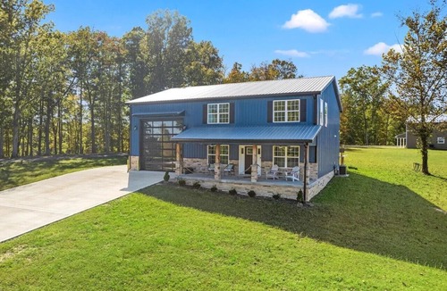 Russell Springs House | Spacious 4-bedroom 3 full bath Barn style house overlooking Lake Cumberland.