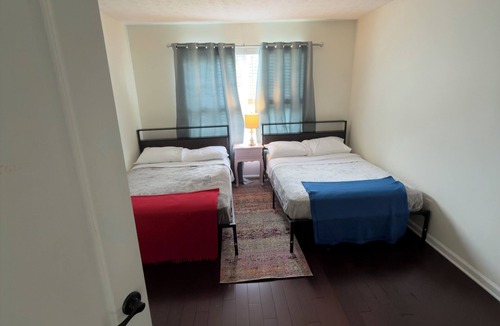 Hermitage House | Spacious 4-bedroom+Den. 12 min from Airport 20 min fromDowntown