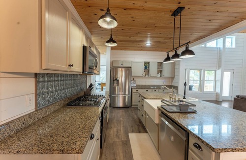 Appling House | Spacious 4-bedroom farmhouse in beautiful Appling with AC