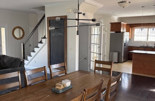 Cross Keys House | Spacious 4-bedroom house in lovely Harrisonburg with WiFi and 2 living rooms
