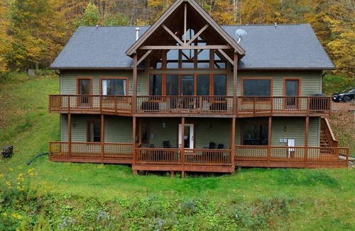 Slaty Fork House | Spacious 4B w/private Loft Minutes from Snowshoe