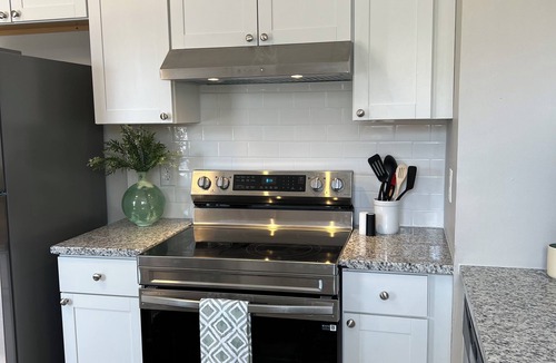 Martinez House | Spacious 4Bed/2Bath:Newly Refurbished: 2 Floors w/2 Living Rooms: 15 Min to GOLF