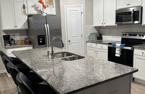 Harwood Lane House | Spacious 4BR Family Retreat Near Whitewater & Airport, pets allow