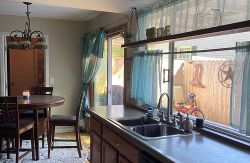 Boulder Hill House | Spacious 5-bdrm w 7 beds/2.5 Bath Ranch Home/WiFi/Pet Friendly/Quiet Street