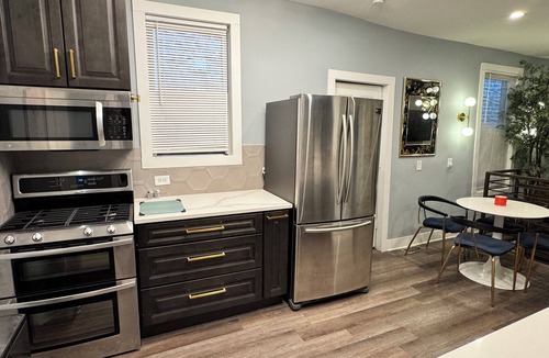 Pilsen House | Spacious 5-bedroom, 2.5 baths Coach House in East Pilsen with A/C and WIFI
