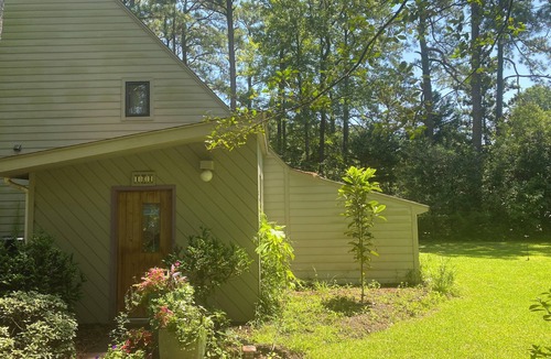 Manteo House | Spacious 5-bedroom family house on one acre in charming Manteo