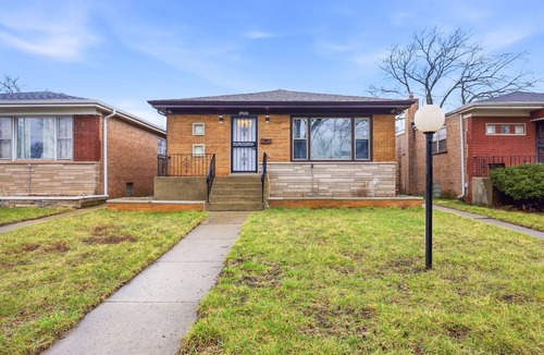 West Pullman House | Spacious 5-bedroom house in charming Chicago on a quiet secluded block.