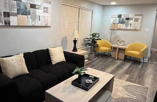 Westmont House | Spacious 5BD 2BA Home Close To Oakbrook