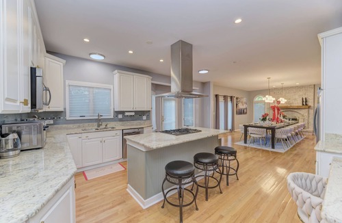 Bartlett House | Spacious 6 BR Villa, Birthday, Events, Sleeps 20