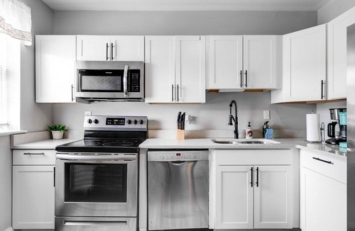 Richmond House | Spacious 6BR Family Sleeps Groups Parking