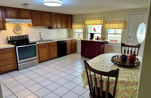 Brooks House | Spacious and peaceful sanctuary, only minutes to city!