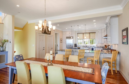 Annapolis House | Spacious beachfront home with decks, gas grill, wet bar, gas fireplace, and W/D
