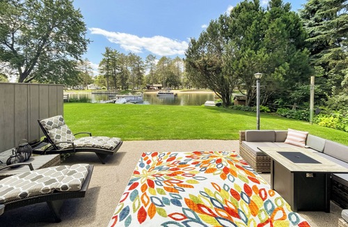 Pine River House | Spacious Beachfront Retreat with Kayaks, close to all "Lakes Area" attractions