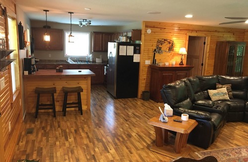 Jamestown Cabin | Spacious fully equipted 5-bedroom Riverfront Cabin on the Cumberland River.