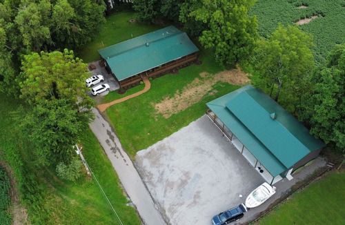 Jamestown Cabin | Spacious fully equipted 5-bedroom Riverfront Cabin on the Cumberland River.