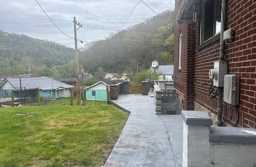 Kyle House | Spacious Home Ample Parking 1/2 Mile from the Hatfield and McCoy Trails!