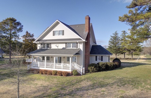 Hallieford House | Spacious home on the waterfront with kayaks, SUP's and fishing and more!
