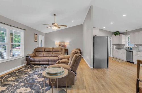 Jamestown House | Spacious Jamestown Retreat – 3 Bedrooms, 2 Baths, Near Outdoor Adventures
