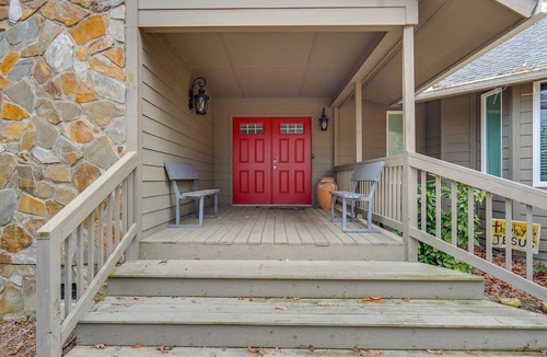 Westover House | Spacious Lakefront Apt w/Deck in Fayetteville!
