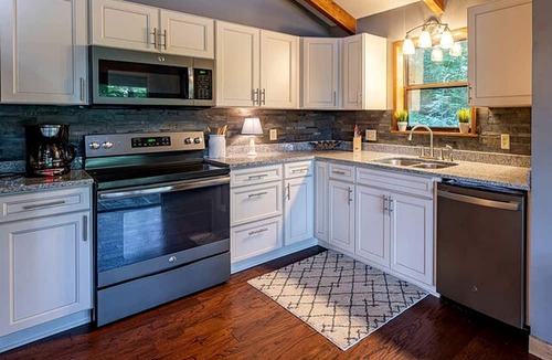 Topton Cabin | Spacious Lakeside House with Hot Tub for Glamping in Topton, North Carolina