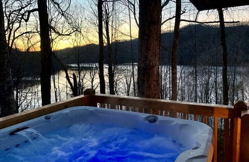 Topton Cabin | Spacious Lakeside House with Hot Tub for Glamping in Topton, North Carolina