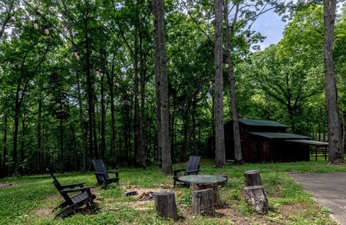 Franklin House | Spacious Leiper’s Fork Estate: 4 Kings, Private Pond & Fire Pit