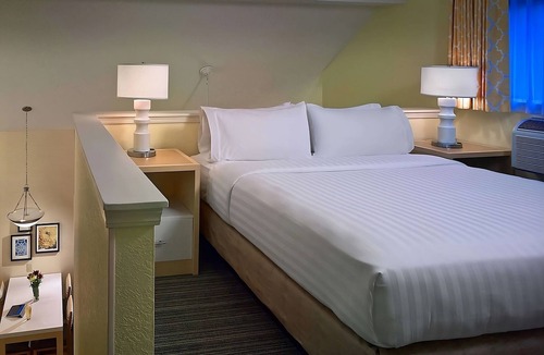 Chesterfield Hotel | Spacious Loft Suite with Fully-equipped Kitchen! W/Sports Court Onsite!