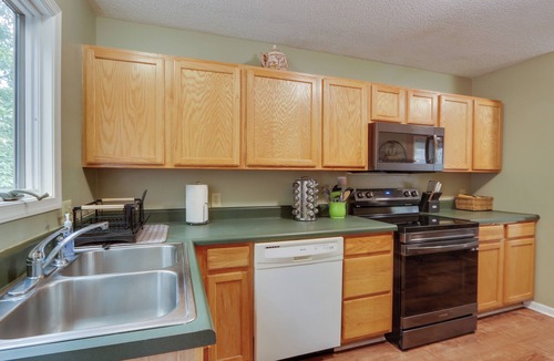 Massanutten House | Spacious McGaheysville Home: Hot Tub & Pool Table!